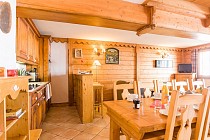 L'Ecrin Des Neiges - eetruimte met keuken en eettafel